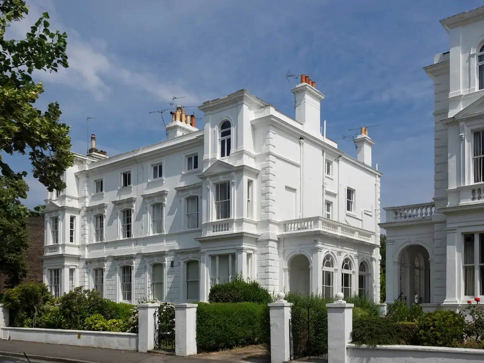 American investors buying ultra-prime London properties in 2025, including luxury homes and heritage estates