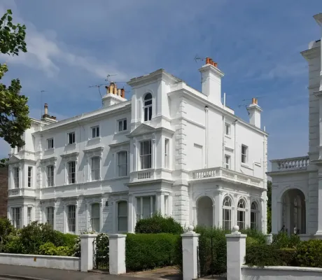 American investors buying ultra-prime London properties in 2025, including luxury homes and heritage estates